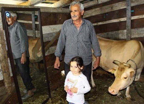 T­r­a­b­z­o­n­’­d­a­ ­y­a­l­n­ı­z­ ­k­a­l­a­n­ ­i­n­e­ğ­i­n­ ­a­h­ı­r­ı­n­a­ ­a­y­n­a­ ­k­o­y­d­u­